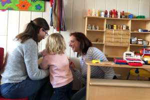 Christin Siebel spielt mit Kind in der KiTa