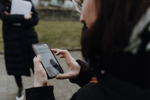 Christin Siebel mit Smartphone unterwegs.