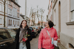 Christin Siebel und Birgit Buschkowski in Gladbeck-Brauck zum Weltfrauentag mit Rosen und Flyern