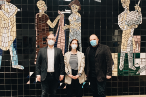 Christin Siebel mit dem Schulleiter des Berufskolleg am Goldberg Ralf Niebisch und Uwe Krakau, Schulleiter am Berufskolleg für Technik und Gestaltung