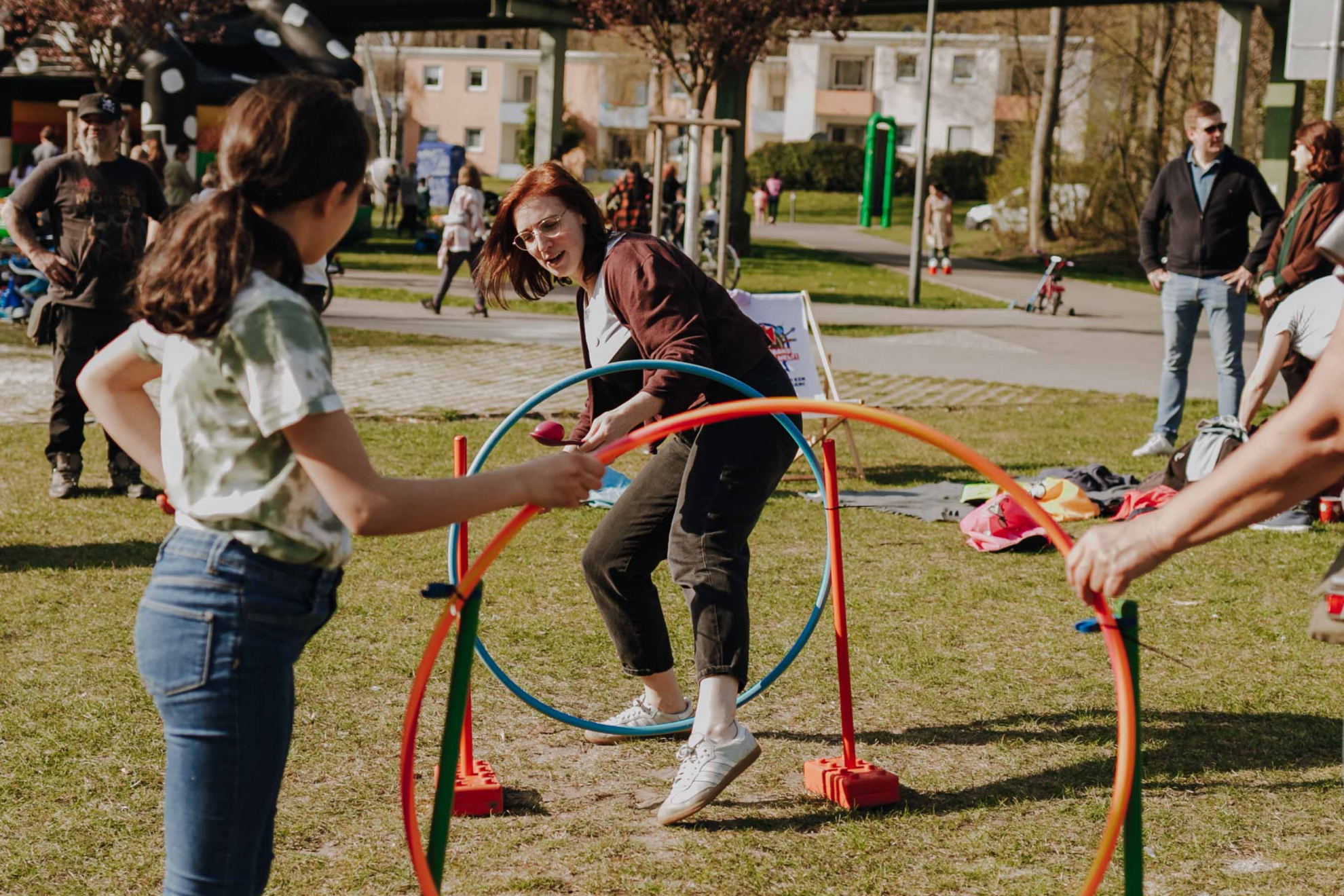 Christin Siebel auf dem Spielplatzfest der Falken beim Eier-Lauf mit Kindern.