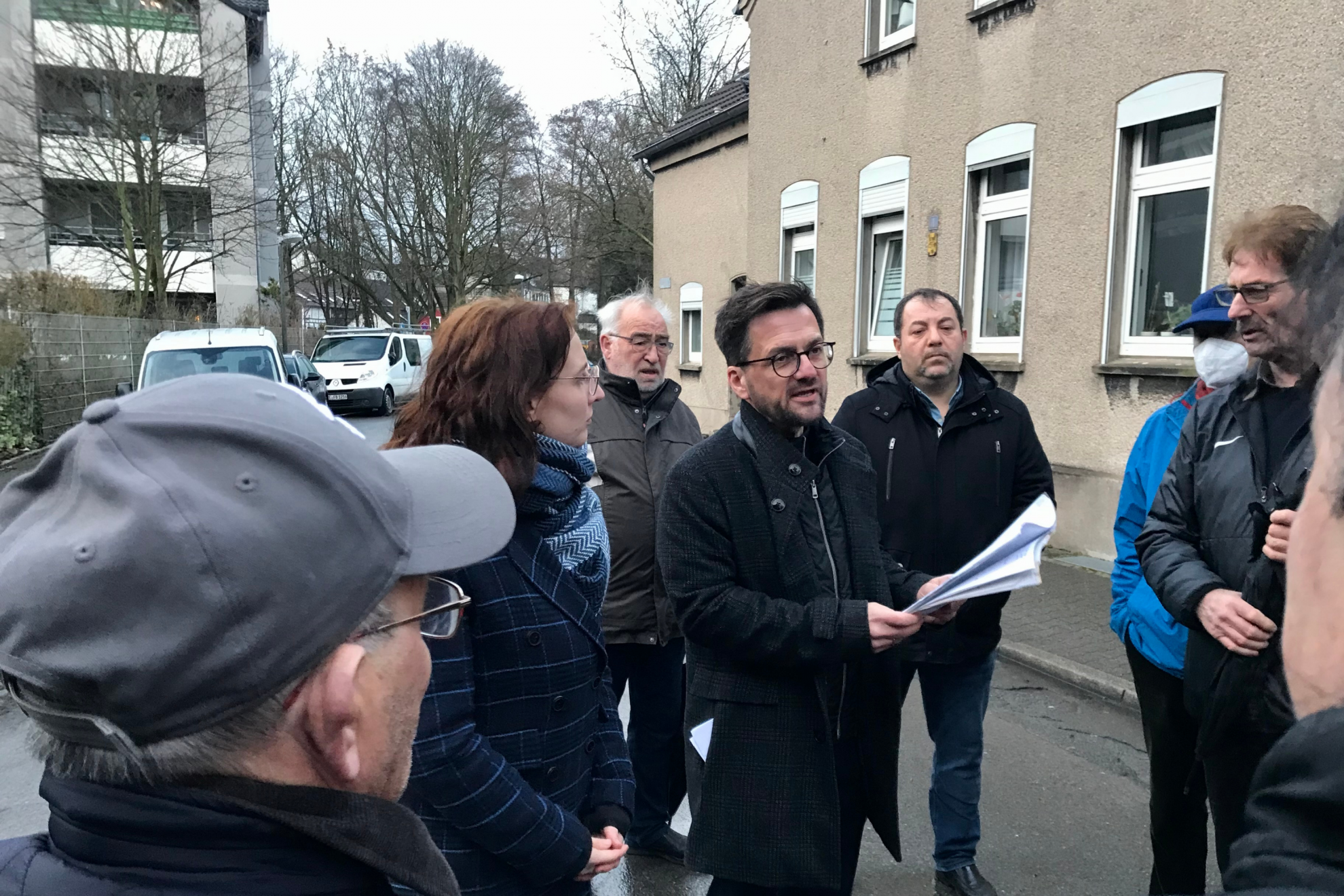 Christin Siebel und Thomas Kutschaty mit Anwohner:innen der Talstraße
