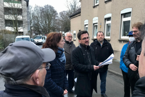 Christin Siebel und Thomas Kutschaty mit Anwohner:innen der Talstraße