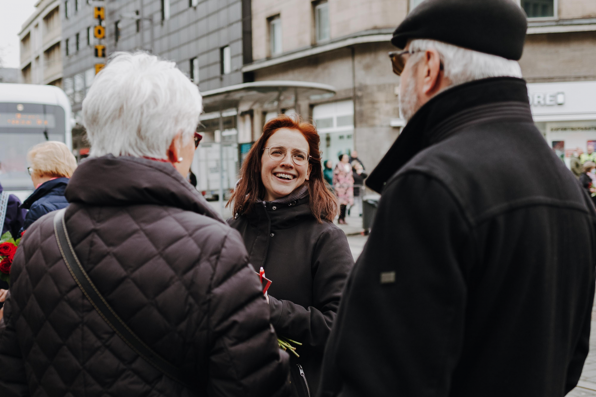 Christin Siebel im Gespräch mit Senioren in der Innenstadt