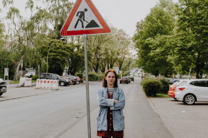 Christin vor einem Baustellenschild