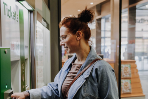Christin am Ticketautomaten