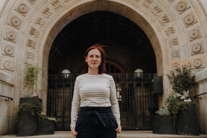 Christin vor dem Gladbecker Rathaus